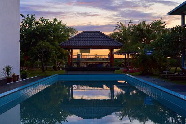 Acogedor Gazebo Para Relajarse Junto Piscina Frente Las Palmeras Complejo — Foto de Stock