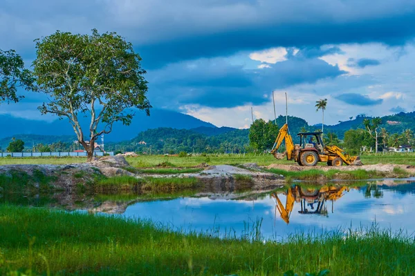 Bir Inşaat Traktörü Tropikal Bir Adada Tarlada Çalışır Nşaatın Başlangıcı — Stok fotoğraf