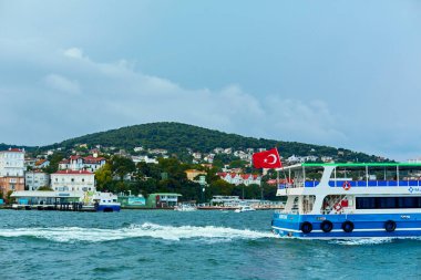 Gemi gün batımında İstanbul Boğazı 'nda denize açılacak. İstanbul, Türkiye - 28.07.2017