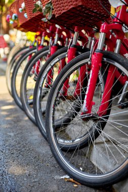 Şehirde bisiklet parkı var. Kiralık bisikletler. Popüler Şehir Çevre Taşımacılığı. İstanbul, Türkiye - 28.07.2017