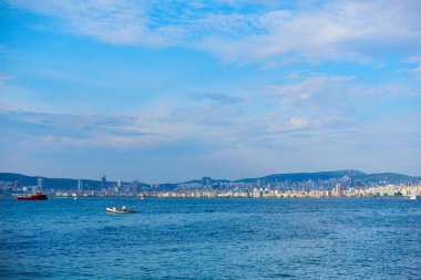 Boğaz boyunca akşam tekne gezisi. Feribottan İstanbul manzarası.