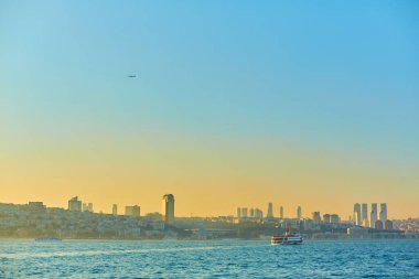 Boğaz boyunca akşam tekne gezisi. Feribottan İstanbul manzarası.