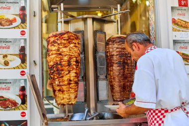 Şef açık havada bir sokak tezgahında shawarma hazırlıyor. Türk sokak yemeği. İstanbul, Türkiye - 28.07.2017