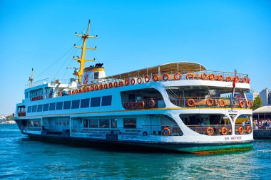 Gemi gün batımında İstanbul Boğazı 'nda denize açılacak. İstanbul, Türkiye - 28.07.2017