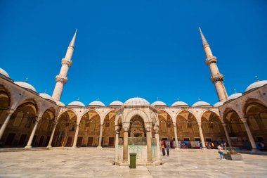 Caminin iç avlusunda. İslam dininin mimarisi. Güneşli bir gün İstanbul, Türkiye - 28.07.2017