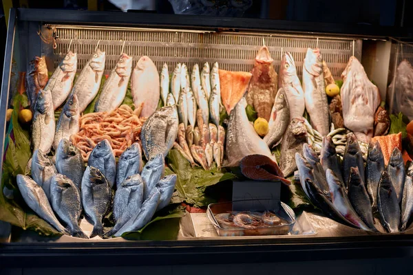 イスタンブールのウォーターフロントに新鮮な魚で屋台 ストリートマーケットで新鮮な魚介類 — ストック写真