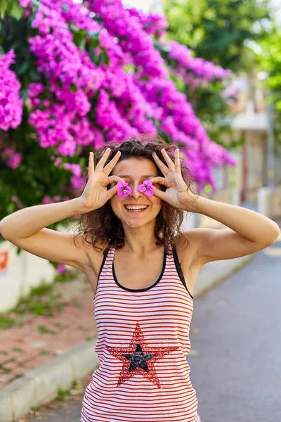 美しい若い女の子モデルのブルネットはBuyakada島にトルコで紫色の花を咲かせてポーズ — ストック写真