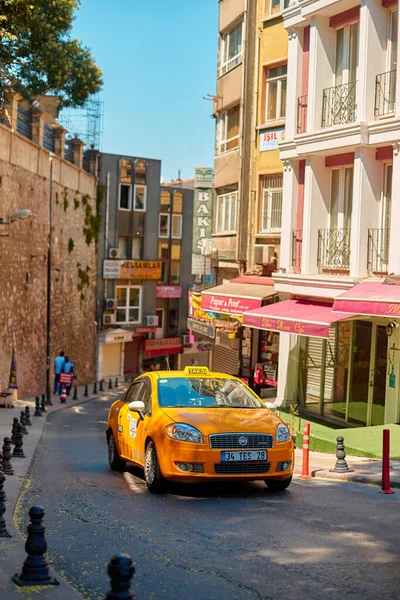 Taxi Giallo Una Strada Cittadina Istanbul Istanbul Turchia 2017 — Foto Stock