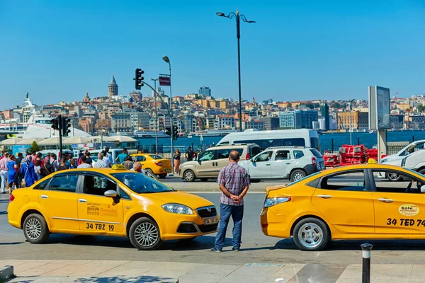 Sárga Taxi Autó Egy Városi Utcán Isztambulban Isztambul Törökország 2017 — Stock Fotó