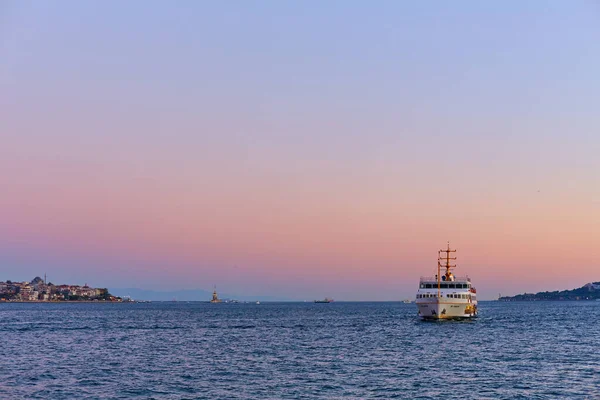 Hajó Napnyugtakor Isztambuli Bosphorus Szoroson Hajózik Isztambul Törökország 2017 — Stock Fotó