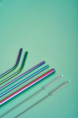 Çevresel bakımdaki modern eğilim. İçecekler için tekrar kullanılabilir metal pipetler. Genel plastik içecek çubuklarıyla yer değiştirme.