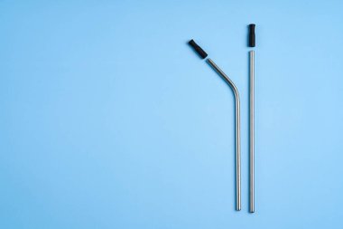 Çevreyi korumaya yönelik modern eğilim. İki adet silikon kapaklı yeniden kullanılabilir metal içecek kamışı..