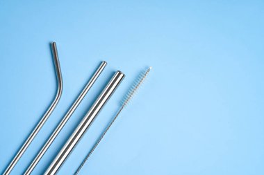 Çevreyi korumaya yönelik modern eğilim. Temizlik aracı ile çeşitli çaplarda yeniden kullanılabilir metal içecek pipetleri.