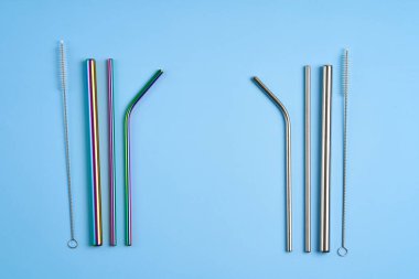 Çevreyi korumaya yönelik modern eğilim. Temizlik aracı ile yeniden kullanılabilir metal içecek pipetleri çeşitli şekil ve çapları.