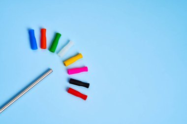 Çevresel eğilim çeşitli renk silikon kaplamalı yeniden kullanılabilir metal içecek samanı.