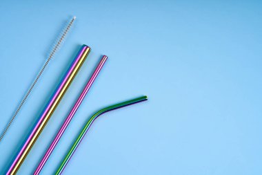 Çevresel bakımdaki modern eğilim. İçecekler için tekrar kullanılabilir metal pipetler. Genel plastik içecek çubuklarıyla yer değiştirme.