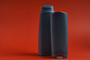 Duş jeli ya da şampuan dolu iki boş plastik kap..