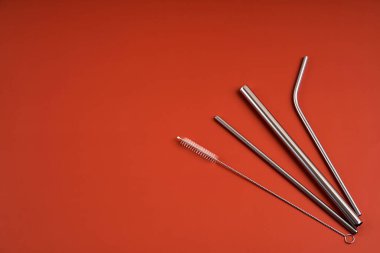 Çevreye önem veren modern trend. Çapı ve şekilleri temizleme aracı ile yeniden kullanılabilir koyu metal içecek pipetleri.