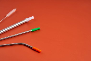 Çevreye önem veren modern trend. Çapı ve şekilleri temizleme aracı ve silikon kapaklar ile yeniden kullanılabilir metal içecek pipetleri.