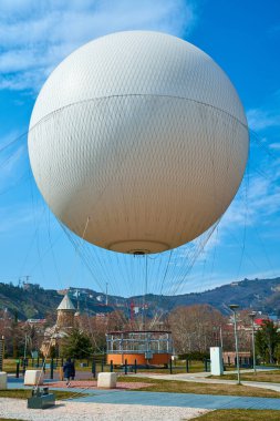 Tiflis şehri üzerinde sıcak hava balonuyla çekim uçuşu. Tiflis, Gürcistan - 03.16.2021