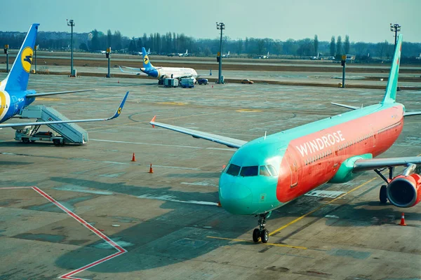 Aparcamiento Aviones Cerca Terminal Del Aeropuerto Kiev Ucrania 2021 — Foto de Stock