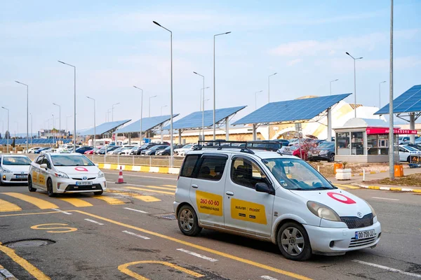 从第比利斯机场向该城出口 一辆出租汽车在等乘客 格鲁吉亚第比利斯 2021 — 图库照片