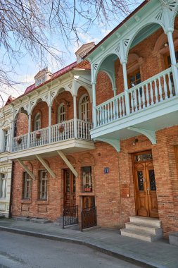 Eski Tiflis şehrinin rahat bir alanının otantik mimarisi.