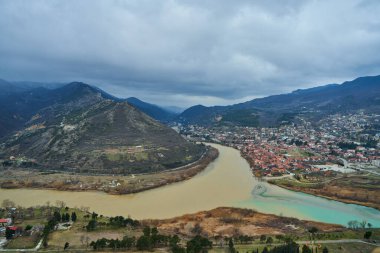 İnanılmaz doğal manzara. Gürcistan 'ın Mtskheta şehrinde iki nehrin kesişmesi..