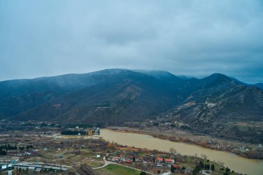 İnanılmaz doğal manzara. Gürcistan 'ın Mtskheta şehrinde iki nehrin kesişmesi..