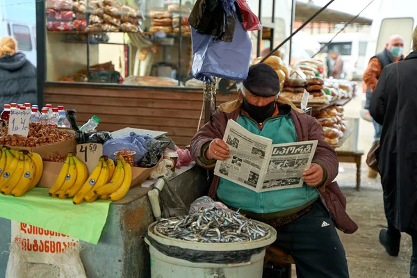 조지아 남자의 과체중 거리의한 판매자는 계산대에 신문을 읽는다 조지아 트빌리시 — 스톡 사진