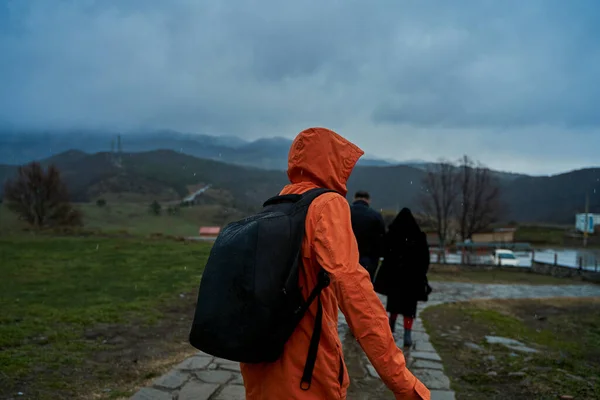 Una Persona Impermeabile Arancione Con Uno Zaino Cammina Sotto Pioggia — Foto Stock