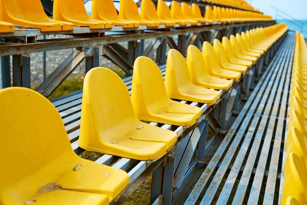 Assentos Plástico Amarelo Pódio Pequeno Campo Desportivo — Fotografia de Stock