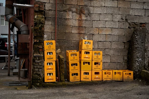Puerta Entrada Cajas Amarillas Con Botellas Vacías Patio Trasero Barra — Foto de Stock