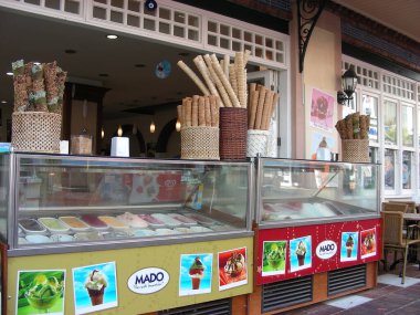 Dükkan vitrinleri sokakta gözleme bardaklarında Türk dondurması satıyor. İstanbul, Türkiye - 28.07.2017