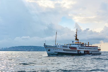 Gemi gün batımında İstanbul Boğazı 'nda denize açılacak. İstanbul, Türkiye - 28.07.2017