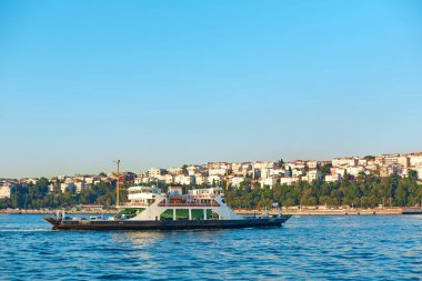 Gemi gün batımında İstanbul Boğazı 'nda denize açılacak. İstanbul, Türkiye - 28.07.2017