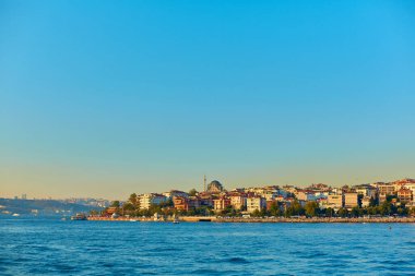 Türkiye 'deki Müslüman camii. Boğaz 'ın manzarası. İstanbul mimarisi.