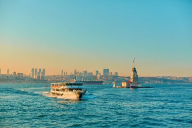 Gemi gün batımında İstanbul Boğazı 'nda denize açılacak. İstanbul, Türkiye - 28.07.2017