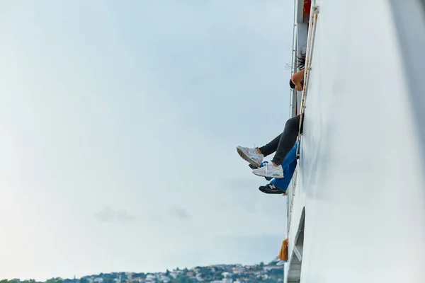 Coppia Sta Navigando Traghetto Diporto Con Gambe Pendenti Dal Ponte — Foto Stock