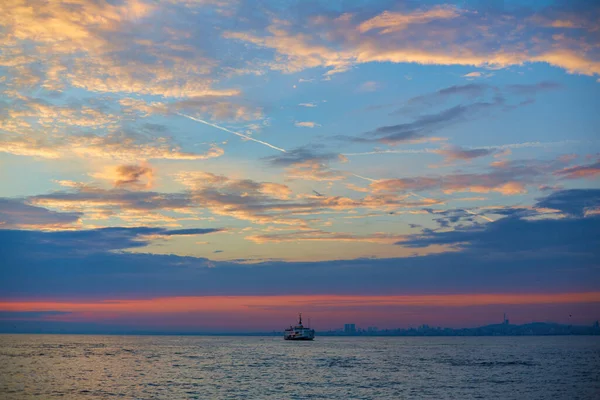 Ηλιοβασίλεμα Στον Βόσπορο Ένα Πλοίο Πλέει Στο Νερό — Φωτογραφία Αρχείου
