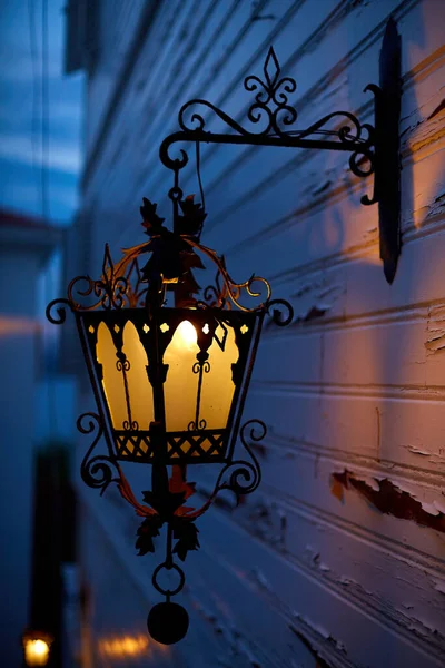 Illuminazione Vecchio Lampione Incandescente Sulla Facciata Della Casa Crepuscolo Sulla — Foto Stock
