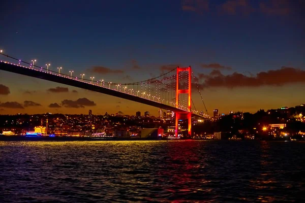 Esti Hajókirándulás Boszporuszon Isztambulban Bosphorus Bridge Éjszakai Fényben Isztambul Törökország — Stock Fotó