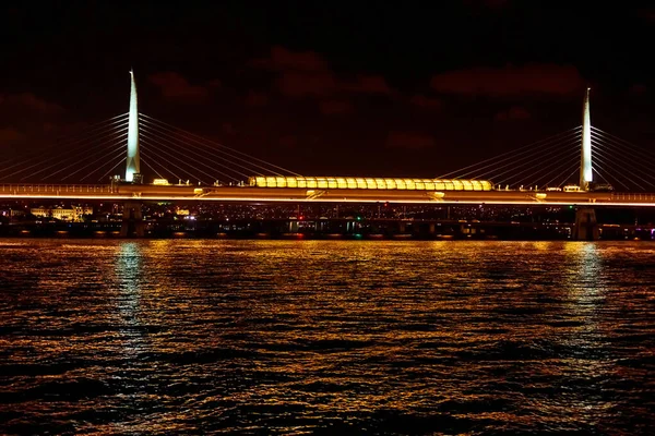 イスタンブールのボスポラス島での夜のボート旅行 ボスポラス橋 夜のライトです イスタンブール トルコ 2017 — ストック写真