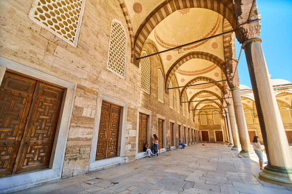 Pátio Interno Mesquita Arquitetura Religião Islâmica Dia Ensolarado Brilhante Istambul — Fotografia de Stock