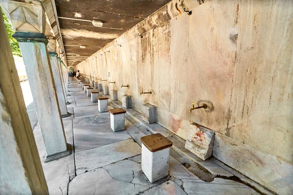 Grifos Con Agua Para Lavar Los Pies Para Entrada Mezquita — Foto de Stock