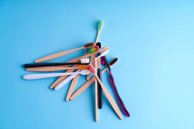 Bir sürü diş fırçası. Diş fırçası seçiyorum. Ağız temizliği..