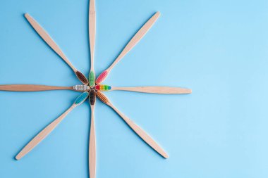 Bir avuç çevre dostu bambu diş fırçası. Diş fırçası seçiyorum. Ağız temizliği. Dünya çapında eko eğilimleri.