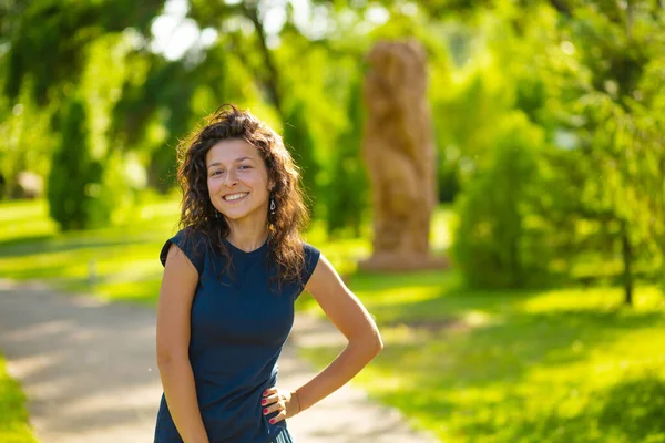 Портрет Молодой Красивой Брюнетки Наслаждаться Ярким Летним Днем Зеленом Парке — стоковое фото