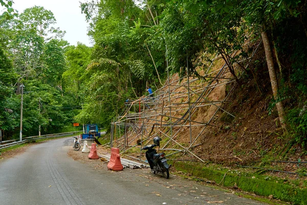 Trabalhadores Reforçam Montanha Para Evitar Deslizamentos Terra Estrada Langkawi Malásia — Fotografia de Stock