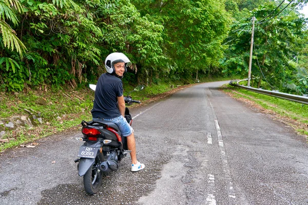 Een Man Een Motor Weg Groene Jungle Van Maleisië Ongelooflijke — Stockfoto